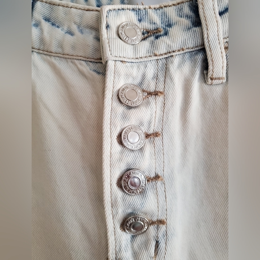 Vervet Light Wash Button Fly Raw Hem Distressed Jeans Size 27 - Picture 3 of 12